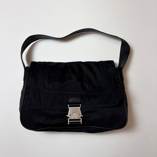 마뗑킴 시그니처 버클 라인 숄더백 Q1531