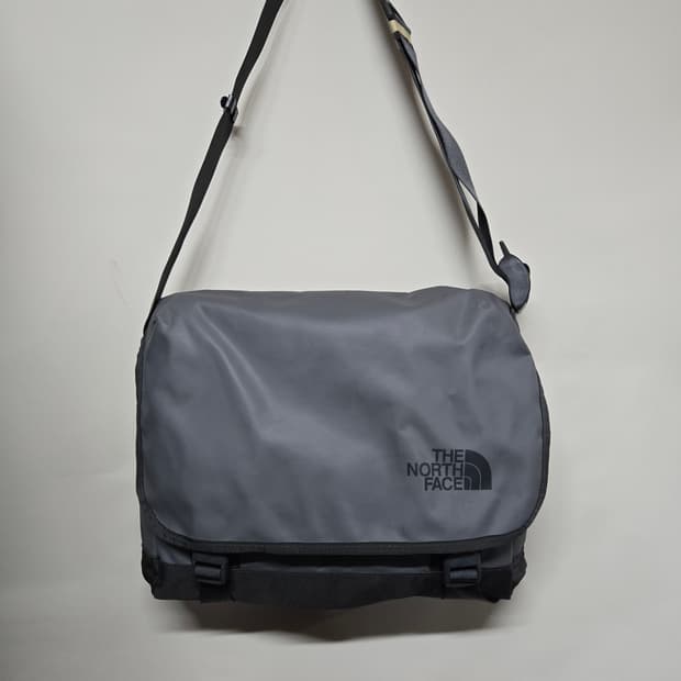 노스페이스 메신저백 그레이