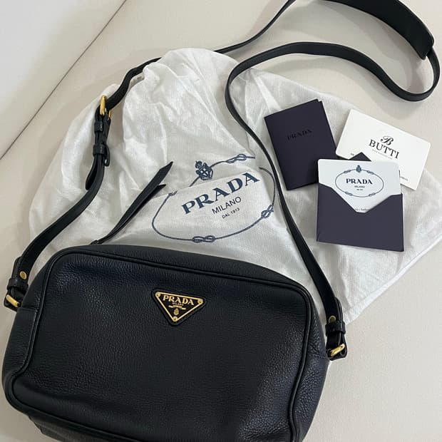 프라다 레더 카메라백