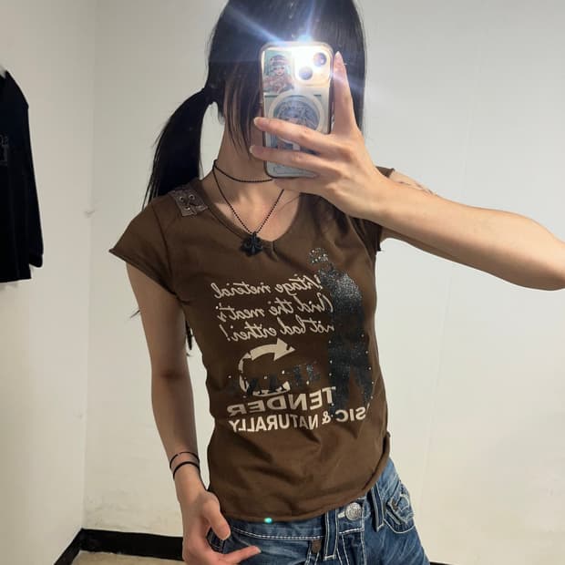 00's shoulder lace up graphic tee