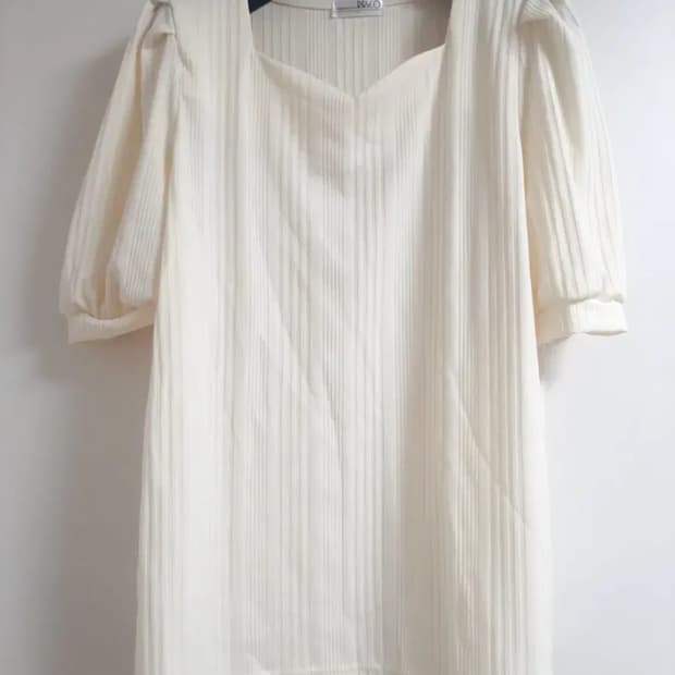 리리앤코 스퀘어 하트넥 퍼프 반팔 블라우스 티