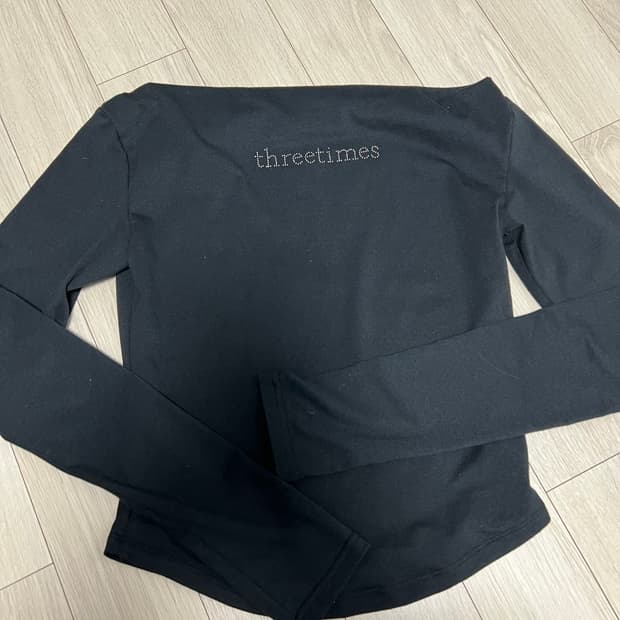 쓰리타임즈 블러쉬 오프숄더 티셔츠