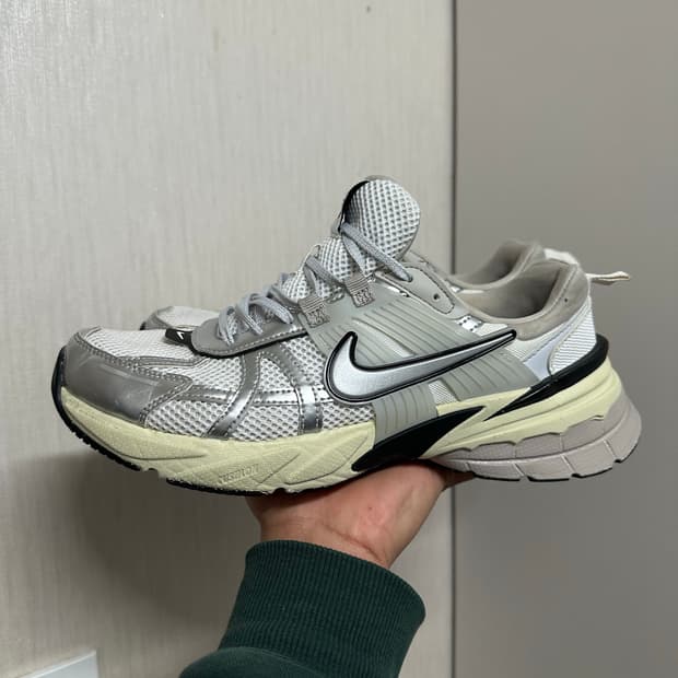나이키 V2K 런 실버 270mm 운동화