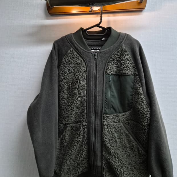 M) 유니클로 화이트 마운티니어링 후리스 점퍼 팝니다