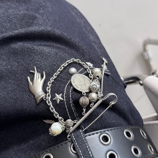 MULTI-MOTIF BROOCH  멀티 모티프 브로치