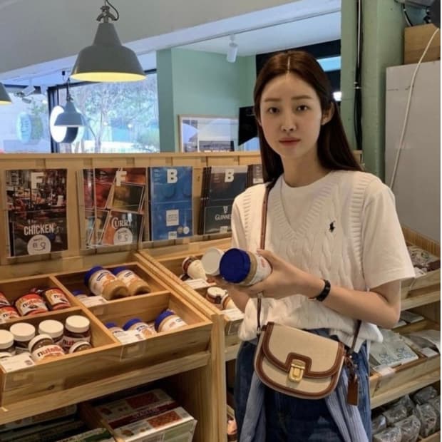 폴로 랄프로렌 우먼 케이블 니트 코튼 슬리브리스 스웨터 차정원 착용