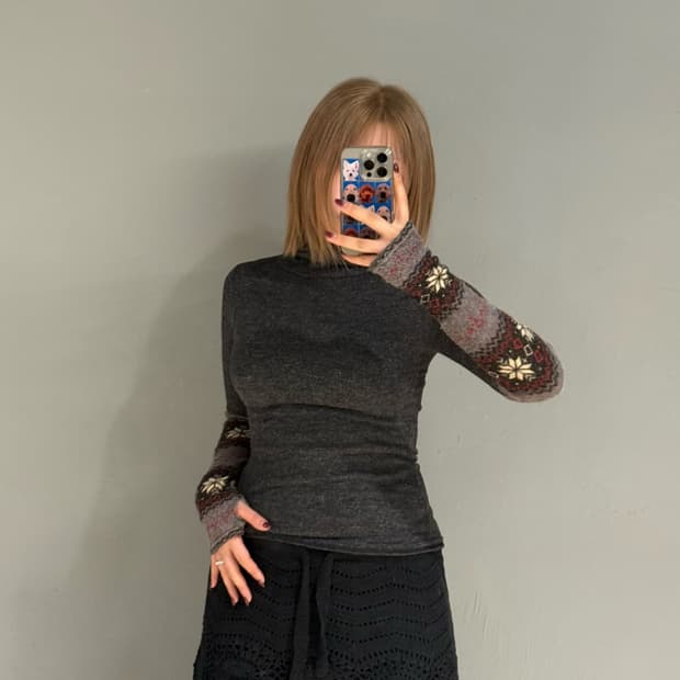 snow pattern hand warmer turtleneck top