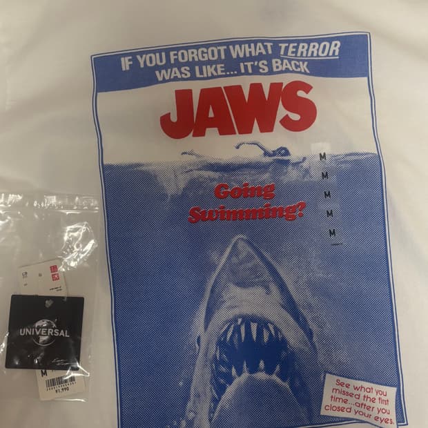 유니클로 jaws 반팔 팝니다