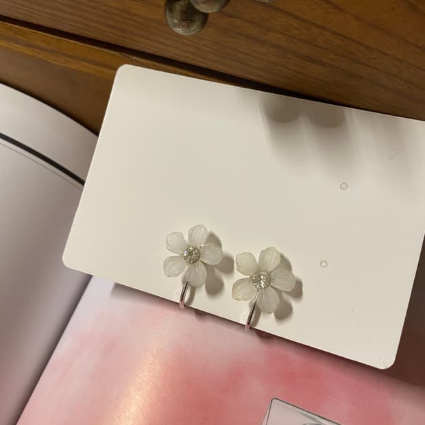 빈티지 플라워 화이트 클립 귀걸이 