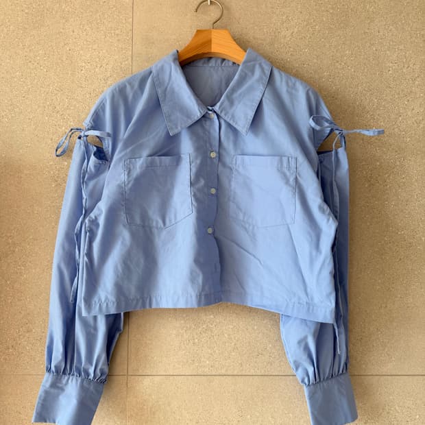 크롭 블루 셔츠 어깨 절개 리본 빅카라