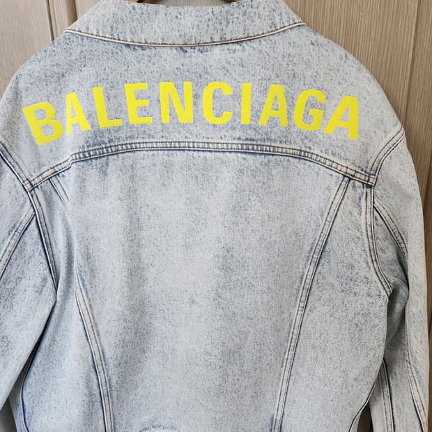 [정품]발렌시아가 백로고 형광색 워싱 데님 자켓 판매합니다.