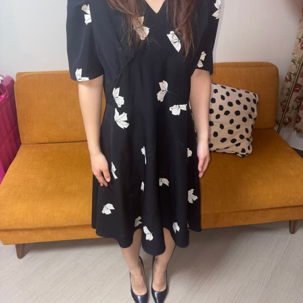 Le tailor black v-neck floral pint dress