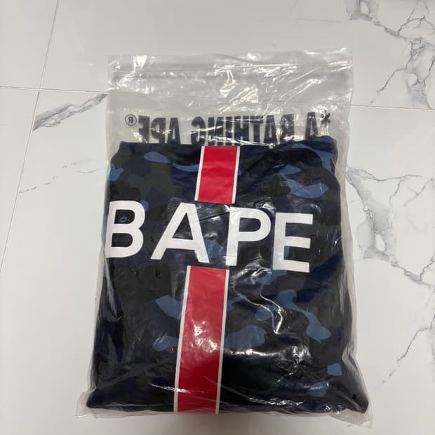 새상품 베이프 파리생제르망 샤크후드 L