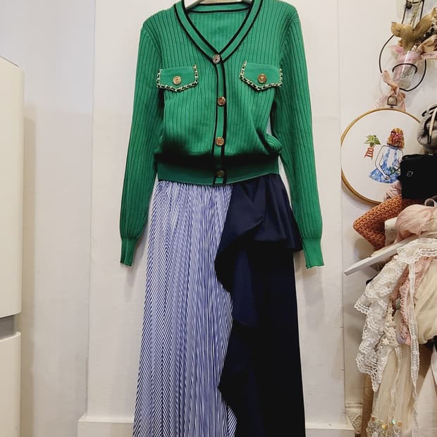 그린 체인 브이넥니트.  지고트 언발스커트