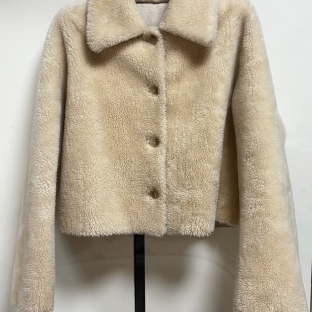 LE 르 양털 크롭 리버시블 무스탕