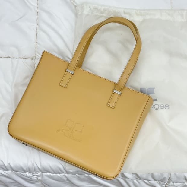  courreges / 꾸레쥬 클래식 스티치 로고 베이지 레더 숄더백