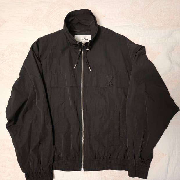 아미(ami) 톤온톤 로고 블랙 바람막이 L 사이즈 판매합니다(최종가)