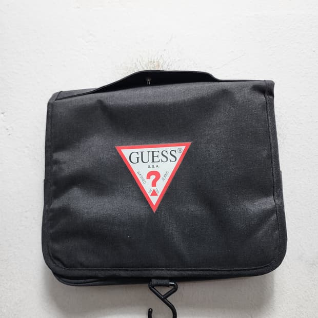 게스 블랙 파우치