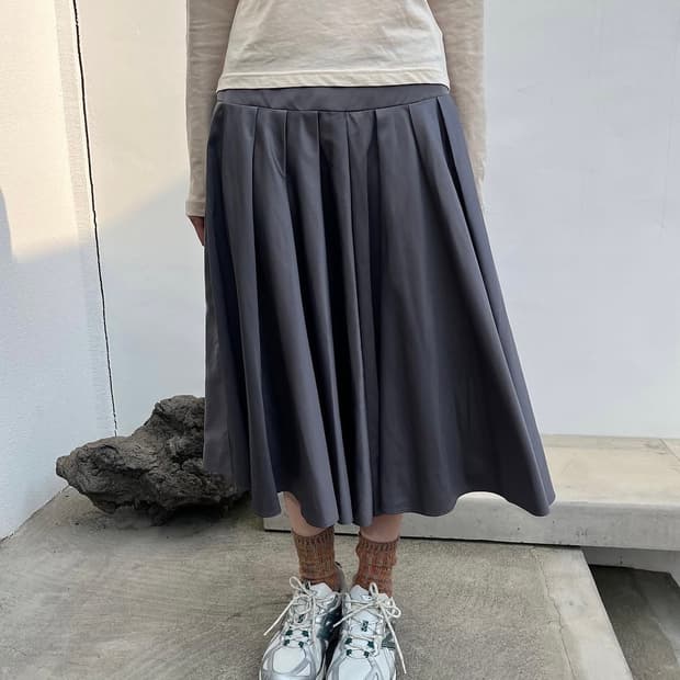 999휴머니티 새틴 플리츠 스커트 그레이