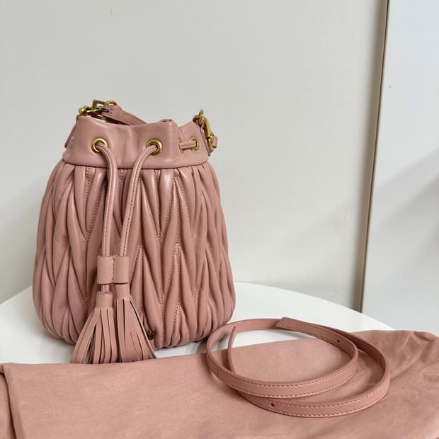 미우미우 마테라쎄 버킷백 핑크