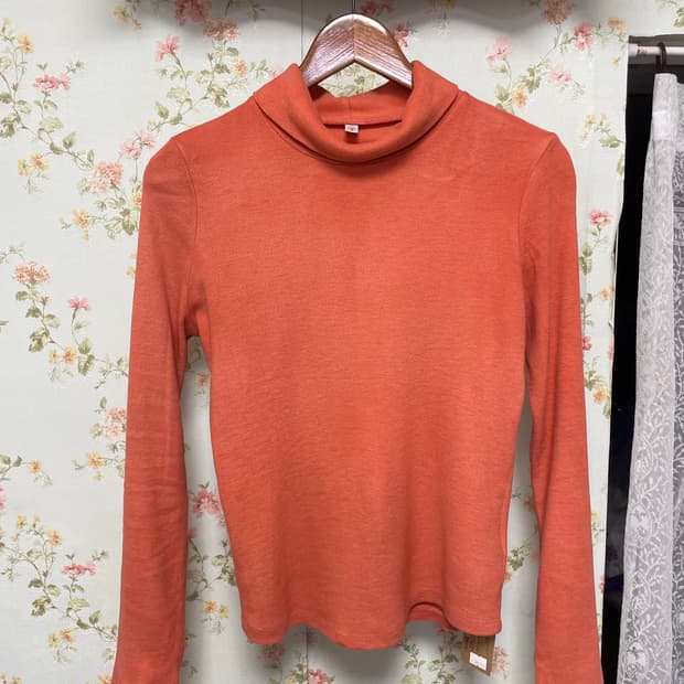 오렌지 니트 터틀넥