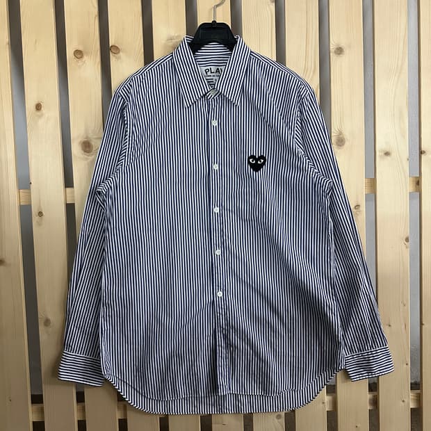(S) 꼼데가르송 플레이 네이비 스트라이프 하트 와펜 셔츠