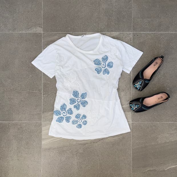 White blue flower embroidered half t