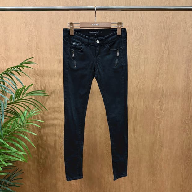 돌체앤가바나 데님 팬츠 지퍼 포켓 메탈 로고 디테일 슬림 스키니핏 블랙