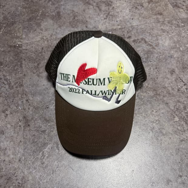 더뮤지엄비지터 모자 스냅백