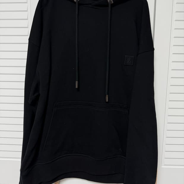 우영미 24FW 블랙 메탈릭 그래픽 후드 티셔츠