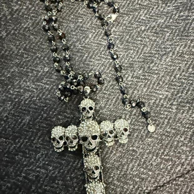 Butler&Wilson 스컬 십자가 목걸이