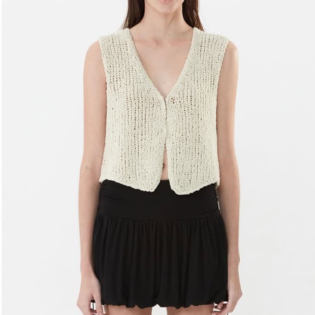 The open product V-NECK KINT VEST