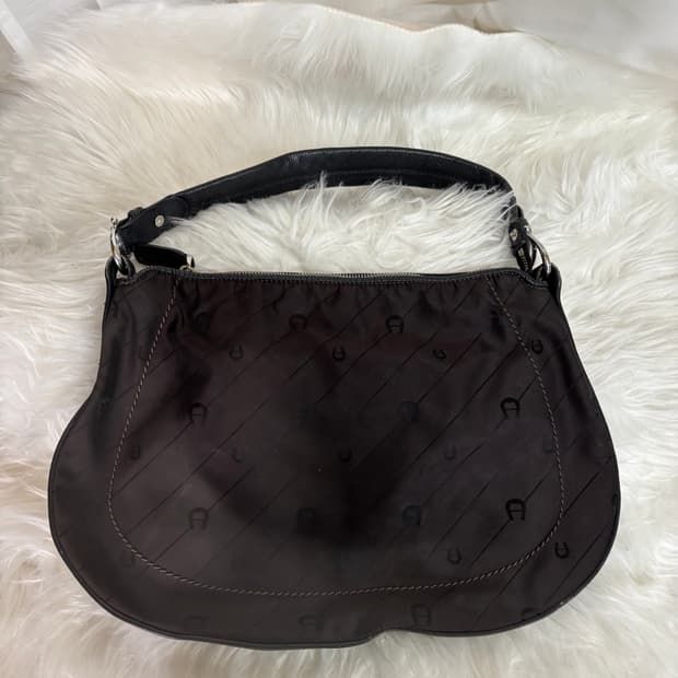 아이그너(Aigner)로고 모노그램 패턴 다크 브라운 호보 숄더백