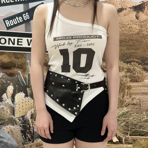 드러그 프로덕트 원숄더 슬리브리스 민소매 탑 화이트