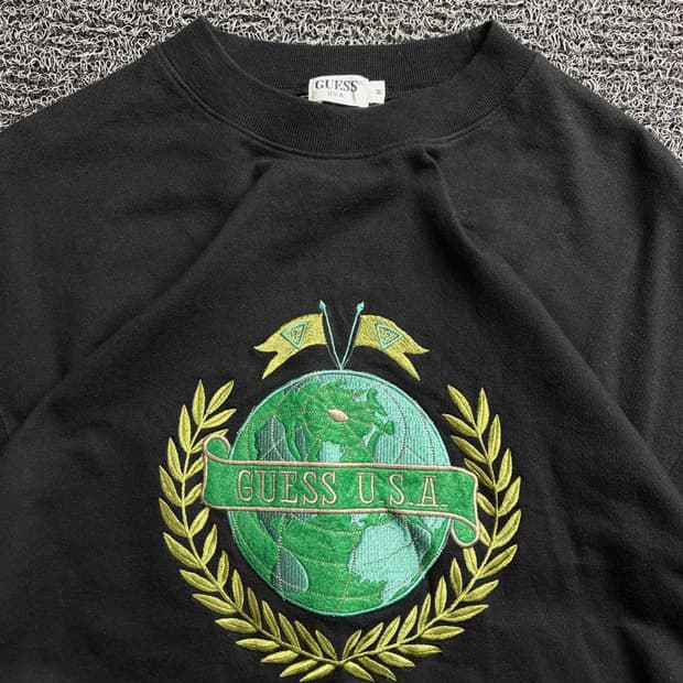 90s USA 게스 센터 자수 빅로고 크루넥 맨투맨 2624