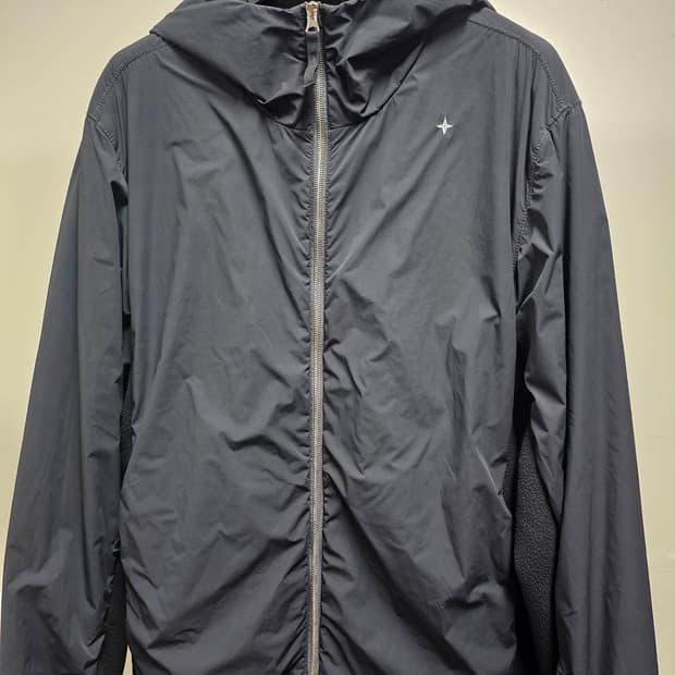 스톤아일랜드 스텔리나 컴포트 테크 폴라텍 후드 자켓