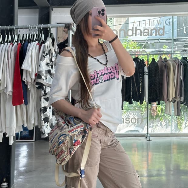 히스테릭글래머 퍽베어 프린팅 오프숄더 티셔츠