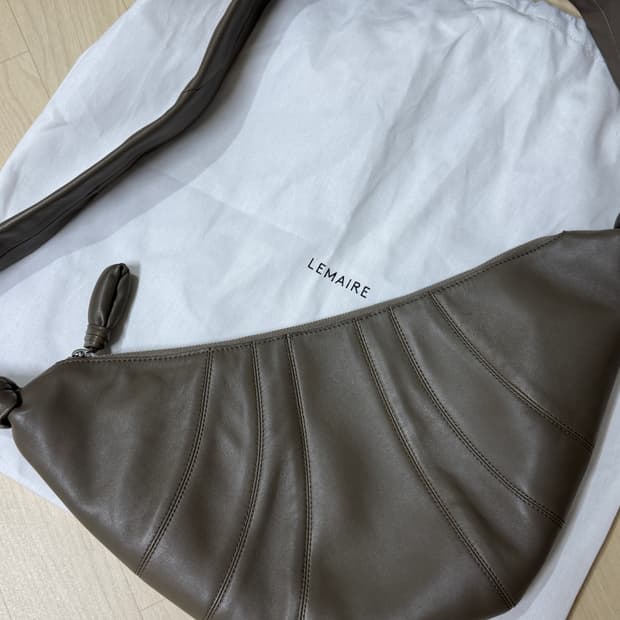 르메르 크루아상 미디움-다크올리브(램스킨)