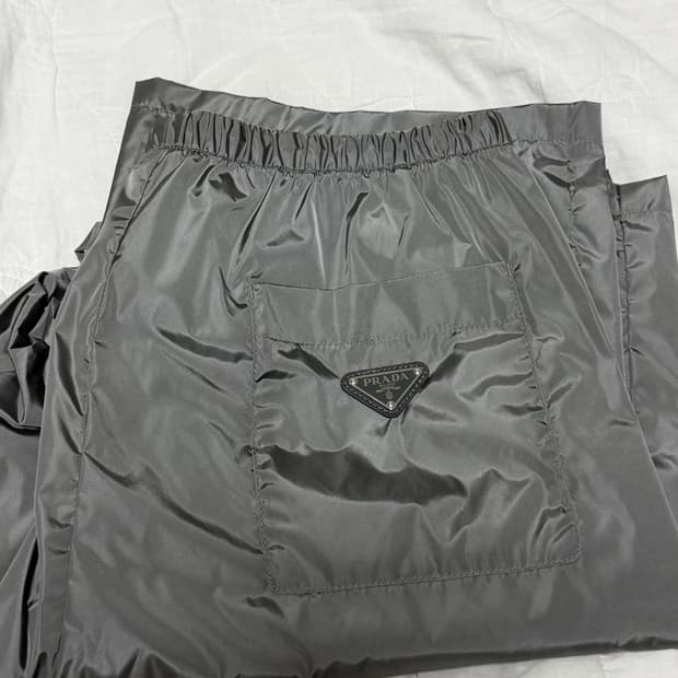 24ss 프라다 리나일론 팬츠 m사이즈판매합니다.