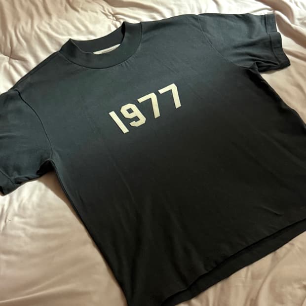 (M) Essentials 1977 T-Shirt Iron