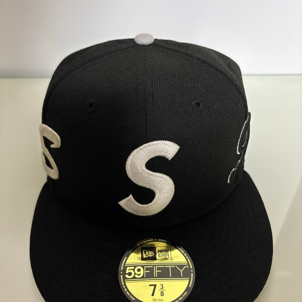 슈프림 멀티 S로고 뉴에라 블랙 - 25SS