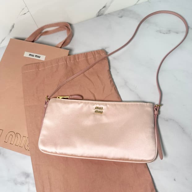 25년 신상[새상품급 정품] 미우미우 새틴 숄더백 