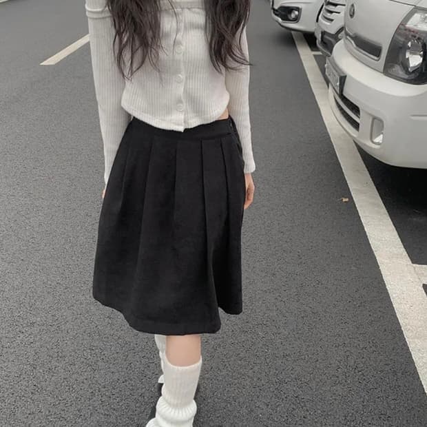 블랙 플리츠 미디 스커트