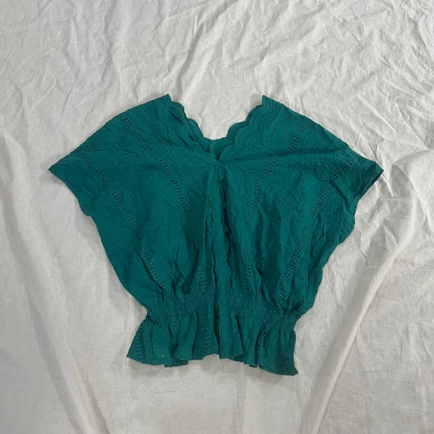 청록 펀칭 레이스 크롭 반팔 블라우스 하구미 모리걸