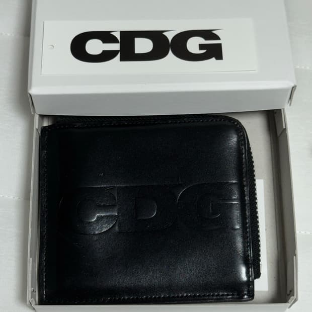 CDG 꼼데가르송 엠보 로고 지갑