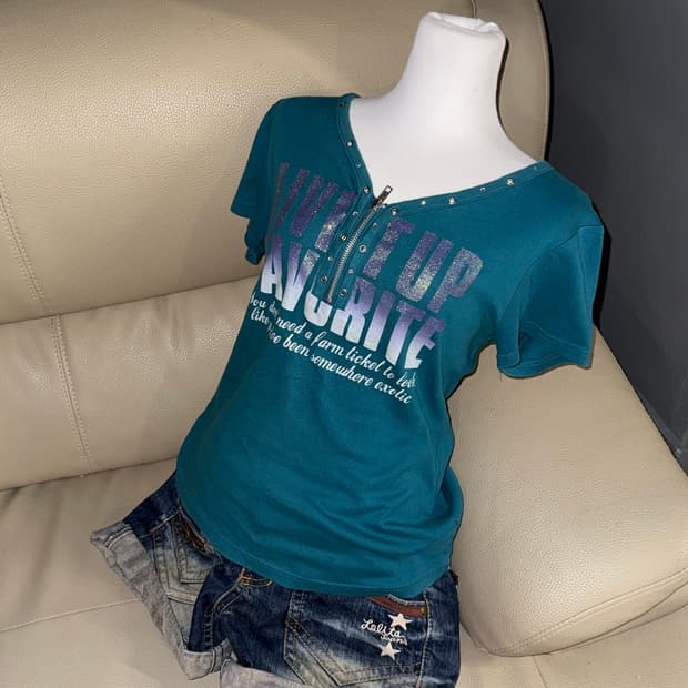 y2k zipper detail lettering top