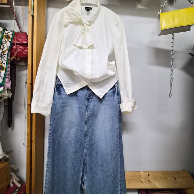 DKNY 셔츠 블라우스. 보브 데님스커트