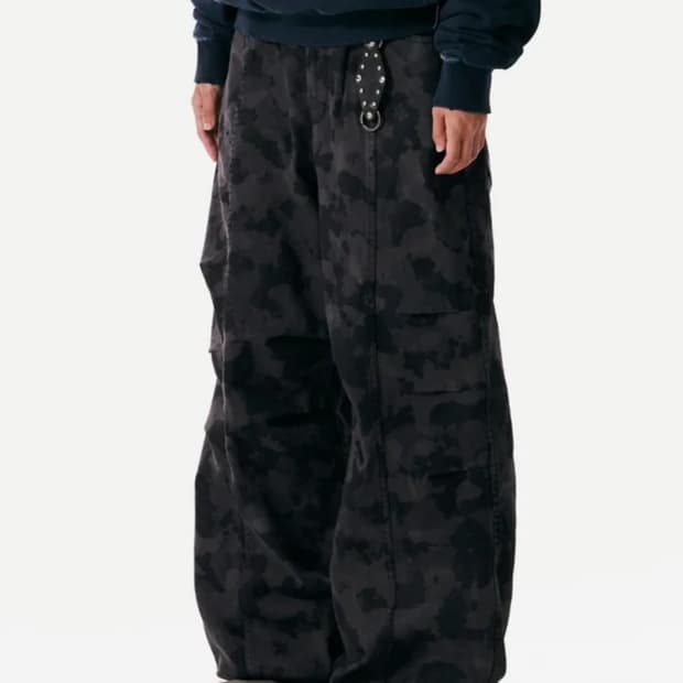 아캄 Knee Pin-tuck Camouflage Twill Pants