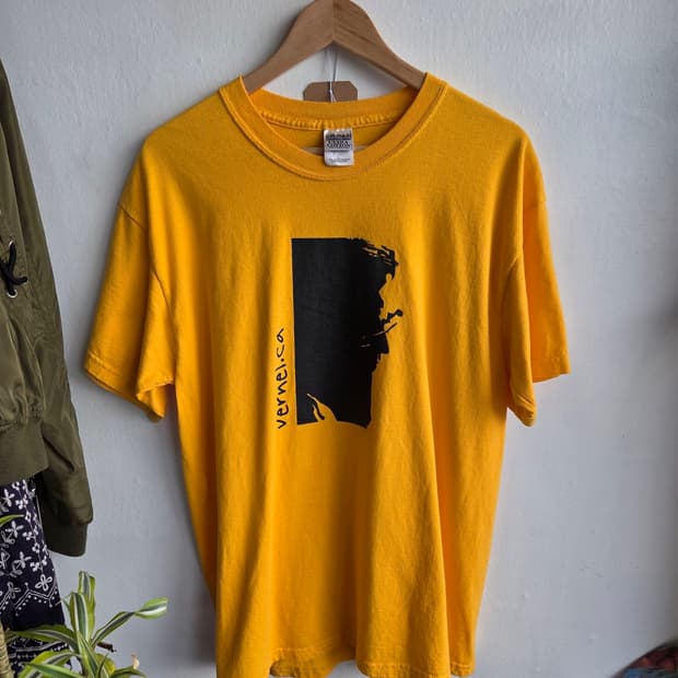 vernei.co — 하이컨트라스트 실루엣 그래픽 Tee