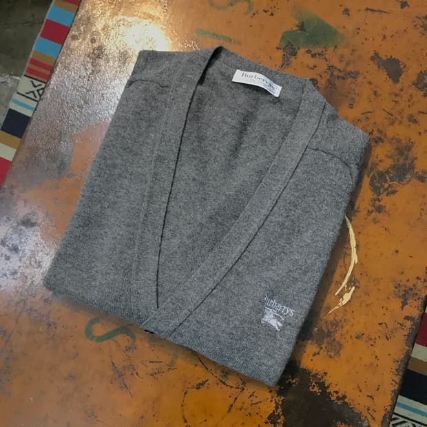 버버리 크레스트 자수 그레이 램스울 니트 가디건 남성 110 사이즈 